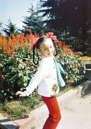 而是先天自带的,从小时候起,孙俪的额头就比一般孩子大,不信你来看看