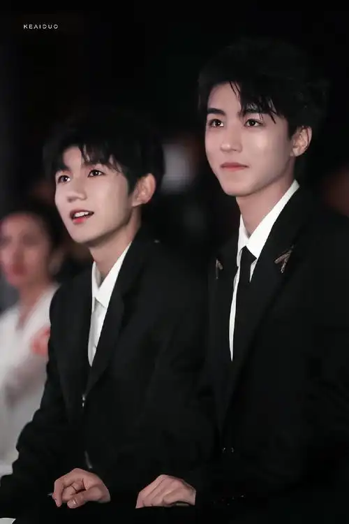 王俊凯王源同框# #凯源# 看看帅哥! 来自-今天老王菟兔了吗 - 微博