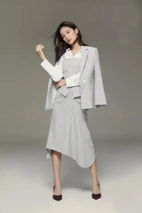 身高167的王媛可有92斤?穿西装配红短裤,双腿细得像竹竿