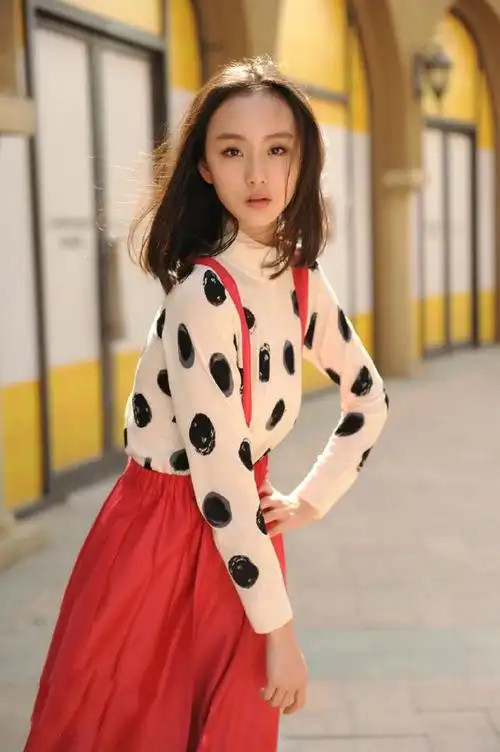 2015年邓欣参演都市商战传奇剧《鸡毛飞上天》,饰演蔡晓丹一角,并由此