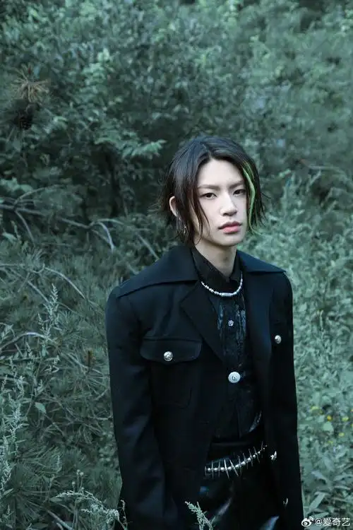 小鬼成都演唱会森系氛围感写真##小鬼演唱会预热暗黑风衣造型