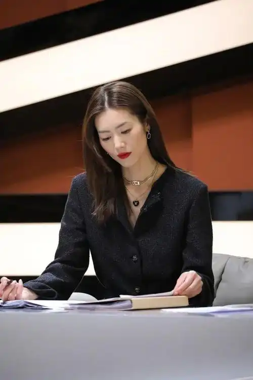 参加综艺《妈妈你真好看》首场亮相的刘雯同样选择的chanel 2021 早春