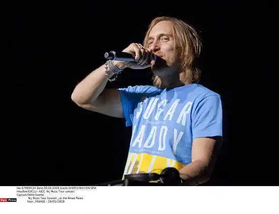 国际知名dj鲍勃-辛克拉在演唱美国歌星兼电视节目主持人莉莉-艾伦