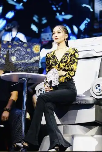 张韶涵久违现身机场,白色露脐毛衣配紧身裤,身材纤瘦苗条