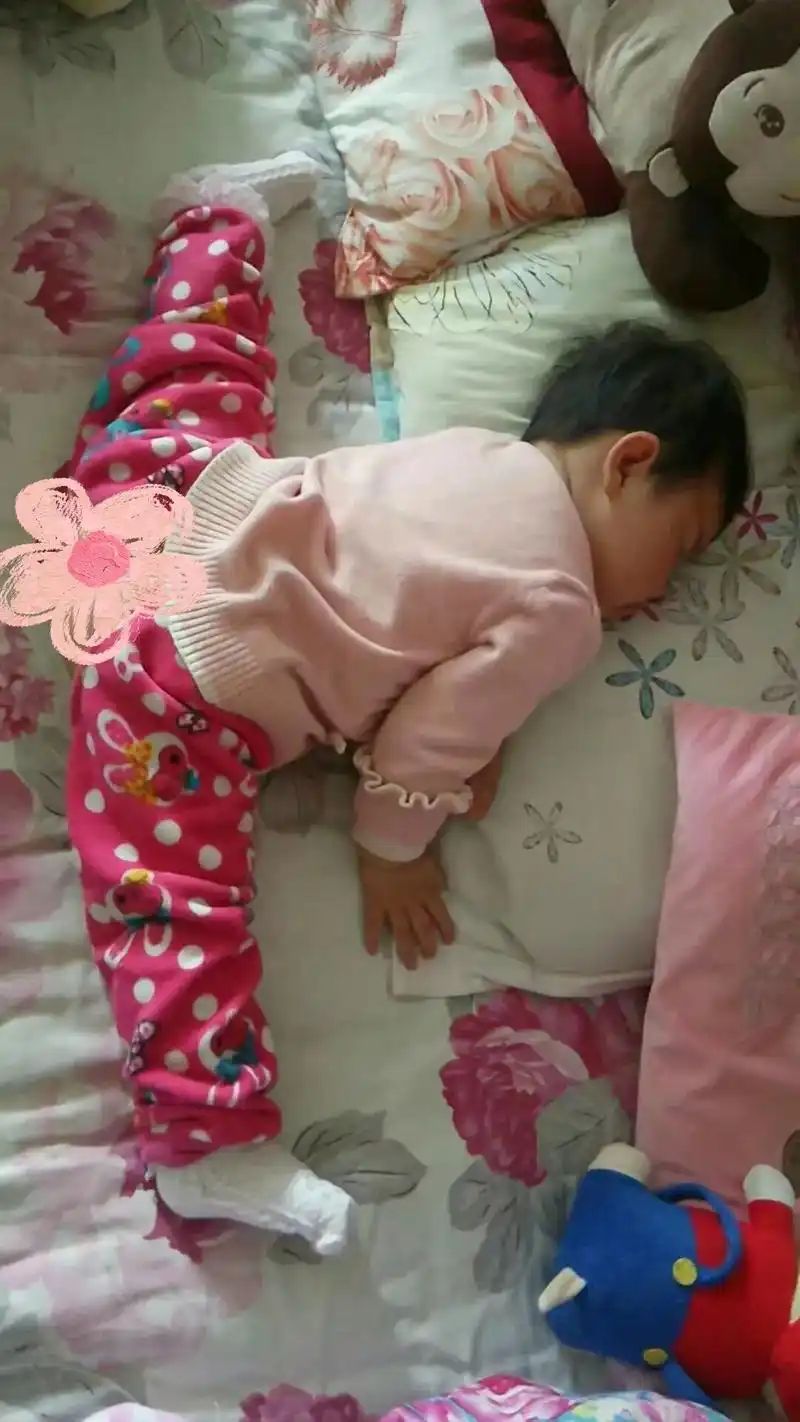 十个多月就会劈叉,穿尿不湿就会一字马的小可爱又来了,上个视频 - 抖