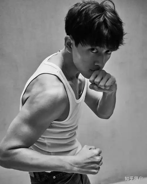 李现肌肉明明很一般,为什么那么多人说他强壮?