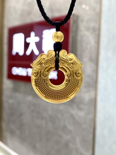周大福传承双龙平安扣足金黄金吊坠 双龙护主龙凤纯金挂坠f223694