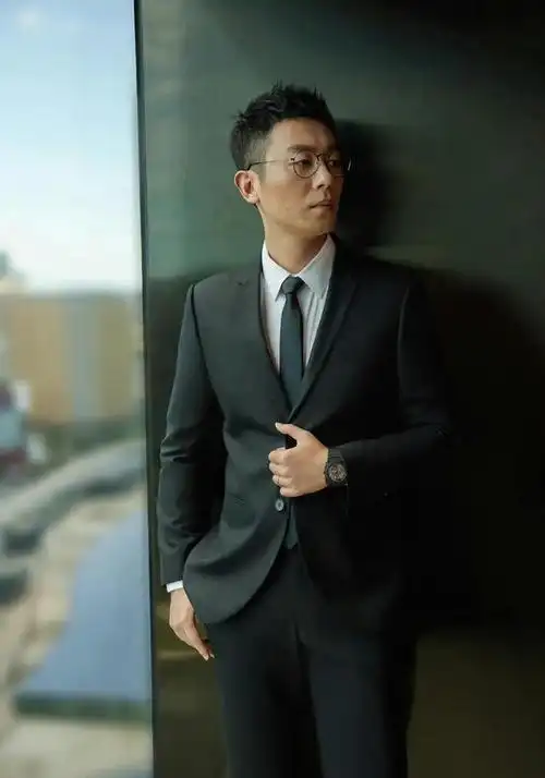 演员朱亚文:娶大1岁沈佳妮,当2个娃的爹也幸福