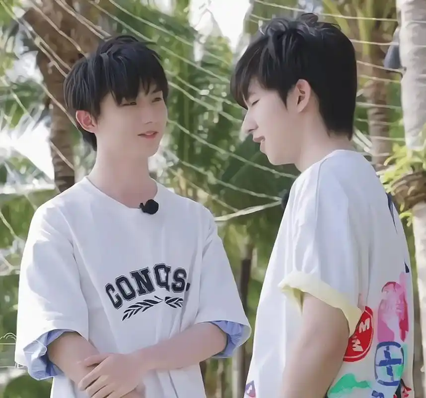 贺峻霖锤马嘉祺贺峻霖娇羞锤马嘉祺胸口  在跳trouble make?