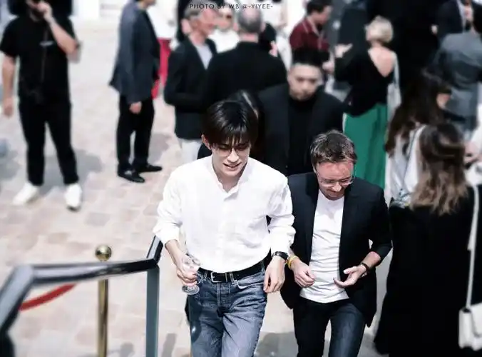 谁能拒绝这组白衬衫配牛仔裤太好看了    #易烊千玺电影狂野时代