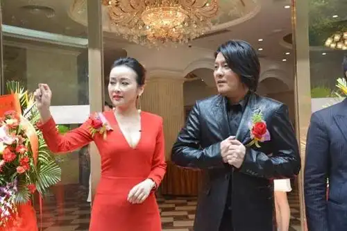 歌手阿杜宣布结婚 感谢妻子相伴20多年