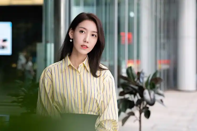 婚姻都市剧《暖阳之下》开播 高露饰女一宋思凝奔赴生活"暖阳"__凤凰