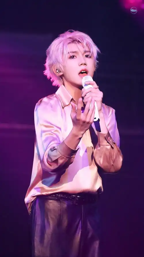 王源超话#王源客厅狂欢巡演##唯爱王源#派对伙伴今日变粉发,如樱花随