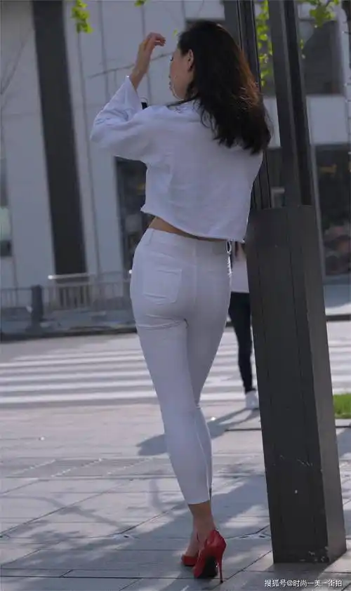 美女白色露脐卫衣搭配白色紧身裤让整个人看起来纯粹又通透