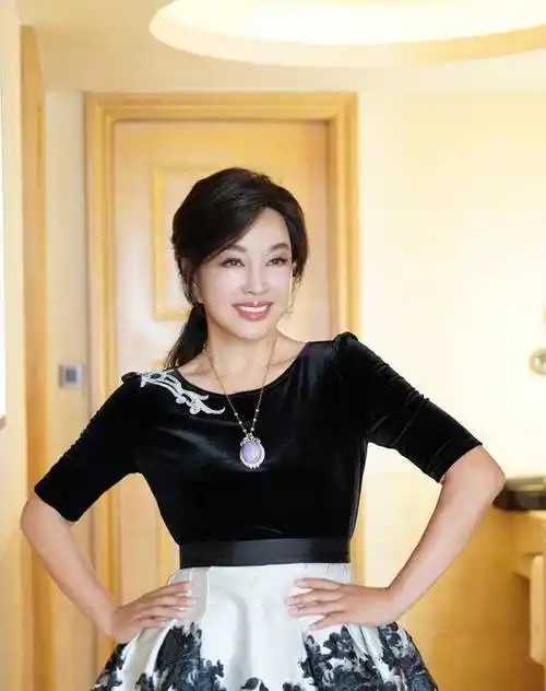 刘亦菲近照发福严重,路人镜头下的她胖成中年大妈,这脸真圆!