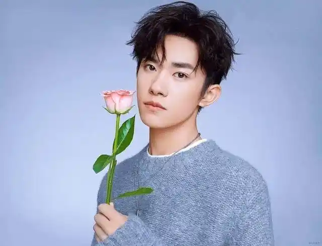 易烊千玺:当今内娱最火的男演员之一,从小鲜肉到实力派