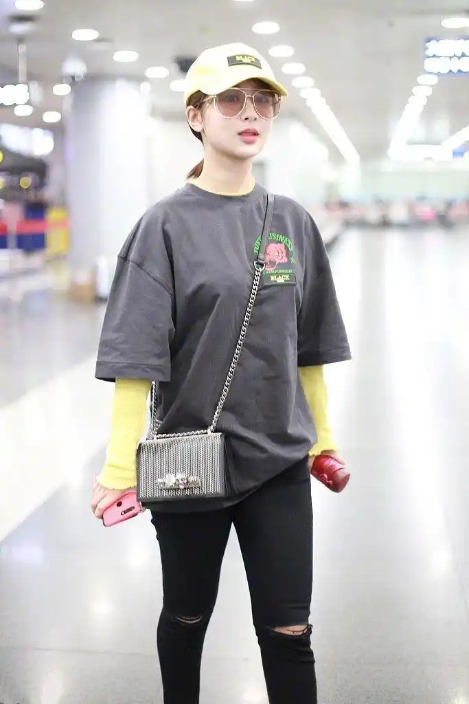 近日,小花旦杨紫现身国内某机场,灰色短袖t恤内搭明黄色内衬衣衫,配上