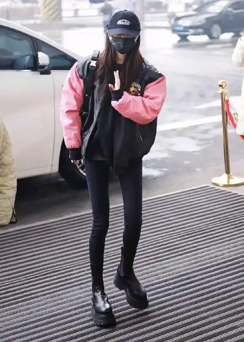 杨幂粉黑棒球服休闲又美丽,网友直呼:不愧是穿搭女神