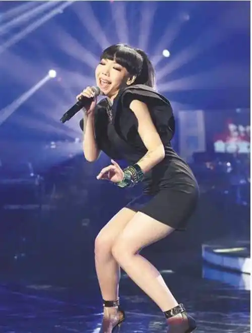 从"大山里的黑珍珠"到歌手出道,吉克隽逸都经历了啥?