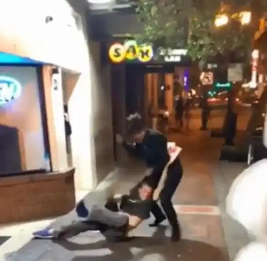 越帮越忙!美复活节兔子人偶参与斗殴佯装打架