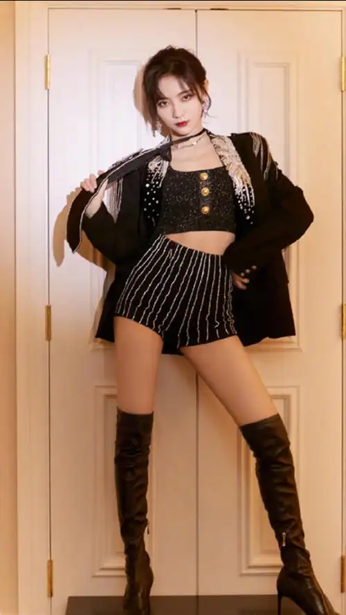 许佳琪身材比例有多绝,短裤搭过膝靴大长腿惹眼,太酷了