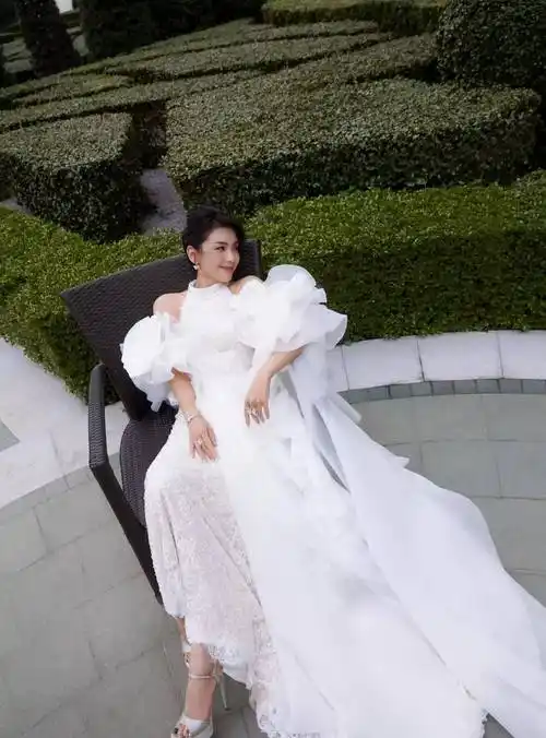 刘涛白色人字裙性感写真,细腰臀比,完美展现迷人身材_大片_才华_力量