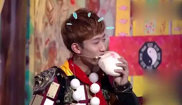 我们都爱笑:张一山看到大馒头的瞬间,表情真丰富!