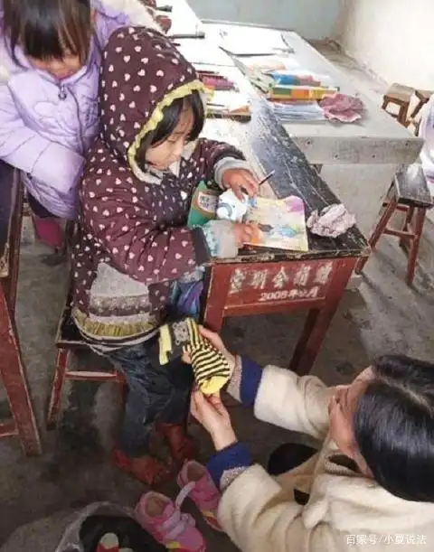 泪目,贵州支教教师监考时发现女孩冬日穿凉鞋考试!