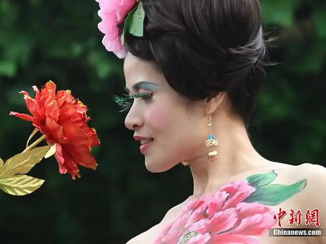 【引用】组图:黄山芙蓉谷上演"蝶飞花舞"人体彩绘秀