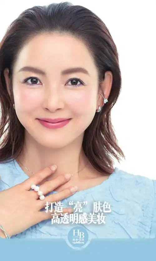 再辅以去除面部阴影的化妆术,发型和衣服穿搭,肤色就会变得如此靓丽动