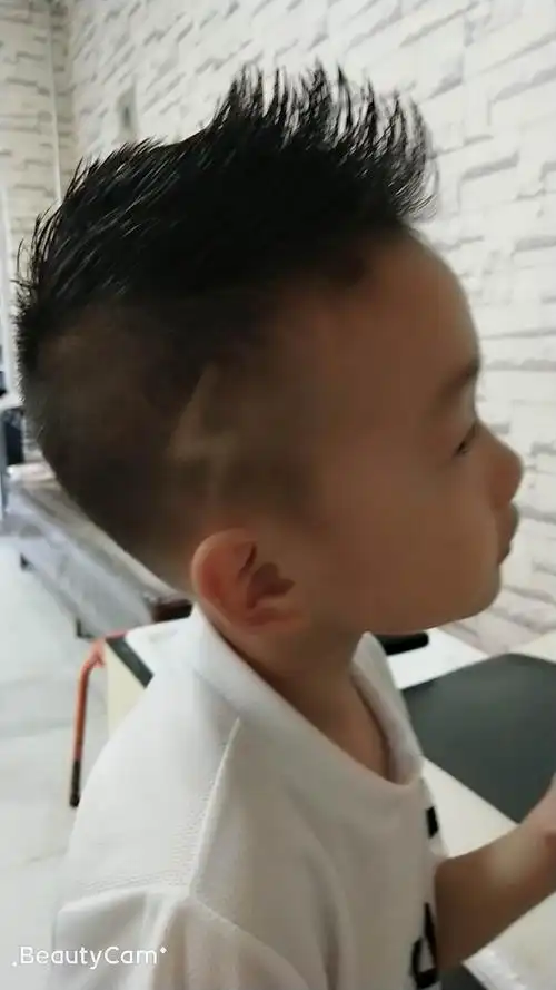 闪电发型酷酷的.