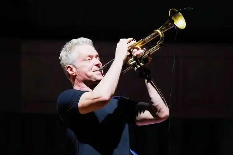 魅力十足火力全开小号巨星克里斯波提爵士乐现场燃爆京城