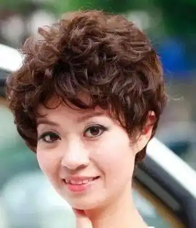 50岁女人,今春别错过3类"贵妇发型",优雅显气质!比短发年轻