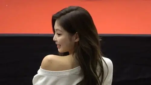 发一些我很喜欢的jennie的侧脸图含脸颊肉合集