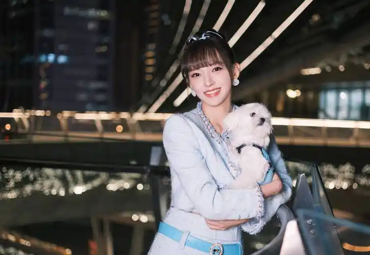 程潇小香风造型上线,可爱的白色搭配浅蓝色西装裙,清凉又美丽_职场