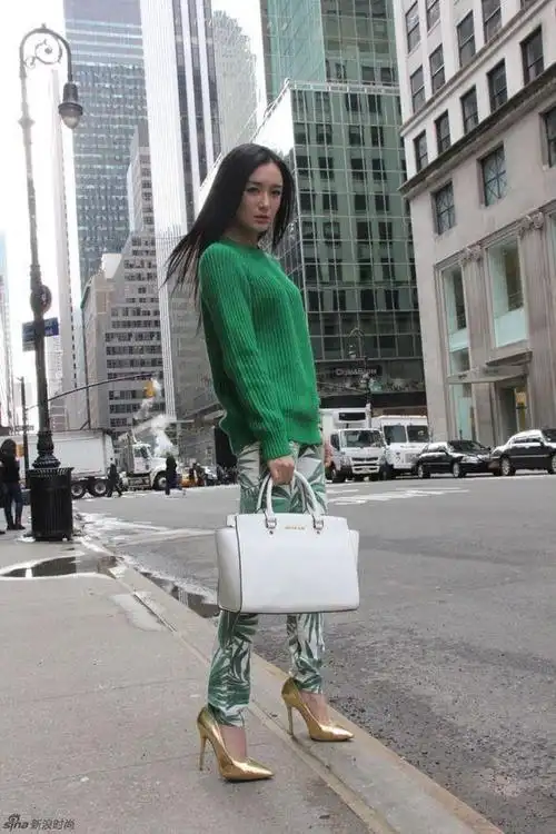 光脚是这样↓↓↓曾经有贴子爆料女明星的鞋码,其中秦岚的是41码,算挺