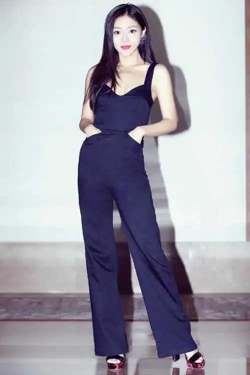 邓家佳真敢穿吊带礼服开好大网友小姨子你变了