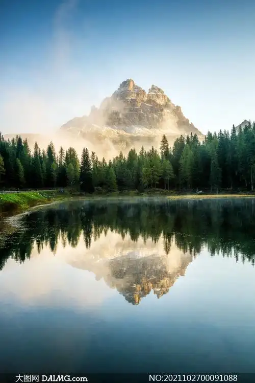 大山下的湖泊和树木美景摄影图片