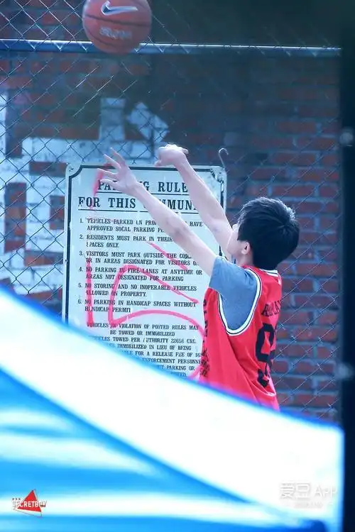 易烊千玺没见过系列打篮球的学弟很帅气