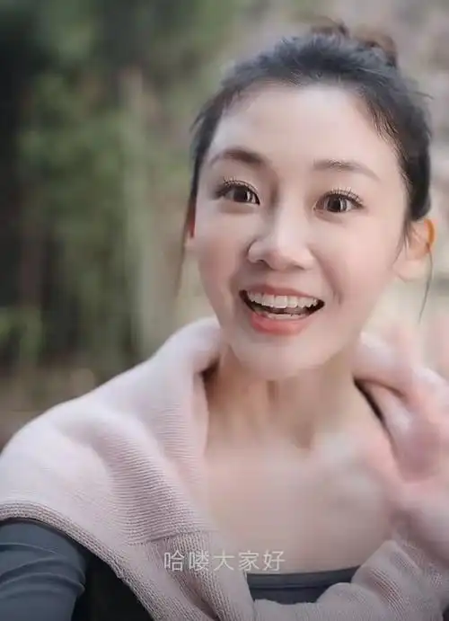 郑恺老婆挑战高难度瑜伽,轻松完成空中一字马,身材纤瘦又美又飒|苗苗