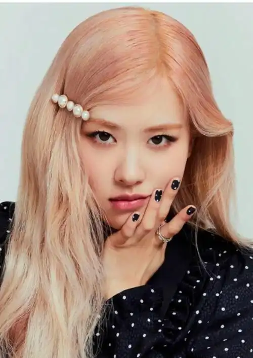 说到斜刘海,就不得不提rose朴彩英,她经常以斜刘海造型亮相,扎起头发