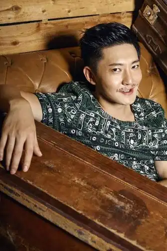 郭京飞一个风格多的话剧演员,低调内敛不羁帅一脸,尽显百变魅力