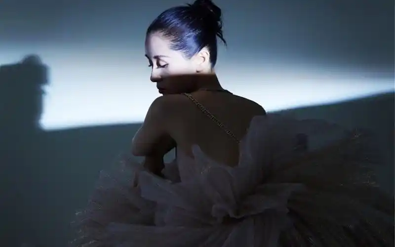 王子文率性优雅图片桌面壁纸