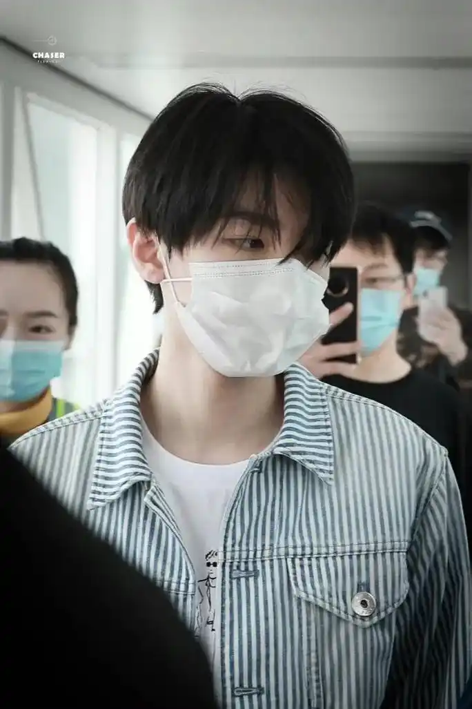 王俊凯在用一种很新的方式戴口罩.cr:全国一级拔刺大师 奈良 - 抖音
