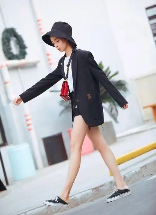 胡冰卿黑西装牛仔短裤街拍写真图片48