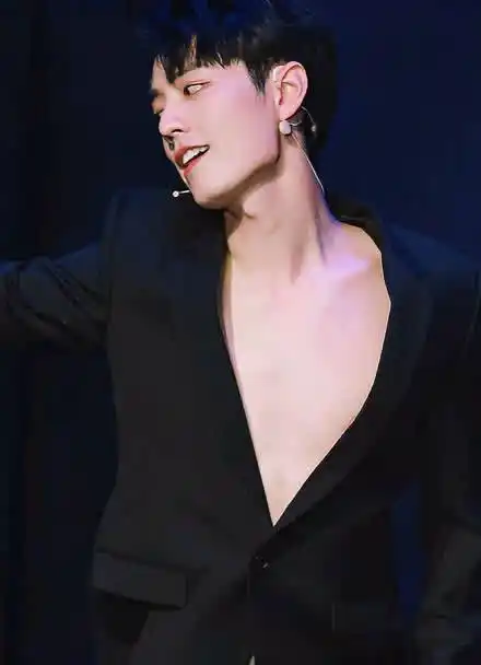 天呐!太性感了,再也见不到不穿打底的肖战了,跳起舞来真的太撩人了