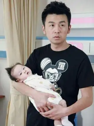 雷佳音和翟煦飞婚纱照女儿照片曝光 好幸福的一家人