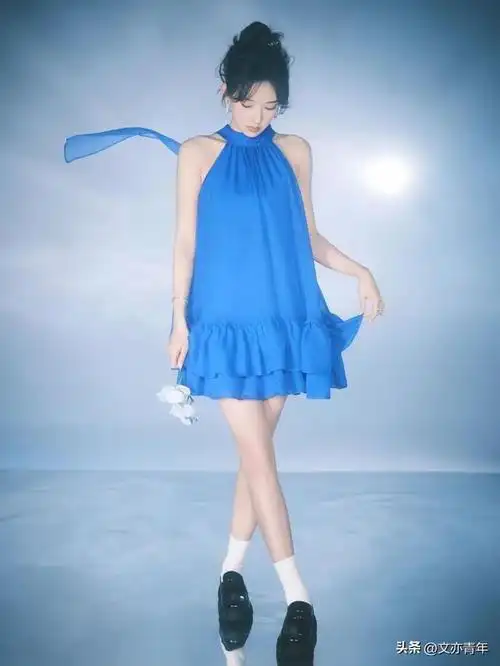 程潇,一袭露肩挂脖蓝色连衣裙,配上蓝心白蝴蝶兰,别有一番风味