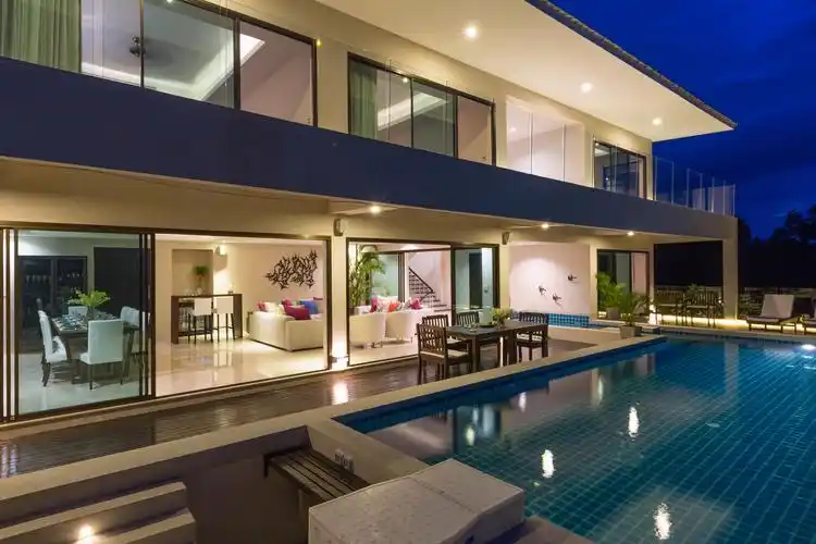 设计别墅就考虑到要能够欣赏到暹罗蔚蓝色的海湾和邻近岛屿的全景景观