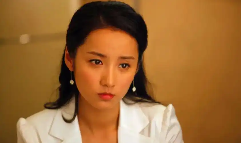 38岁吕一豪宅内做瑜伽!